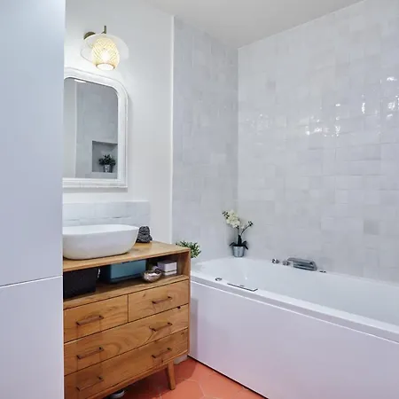 Superbe Avec Balcon - 3 Ch / 8 P *